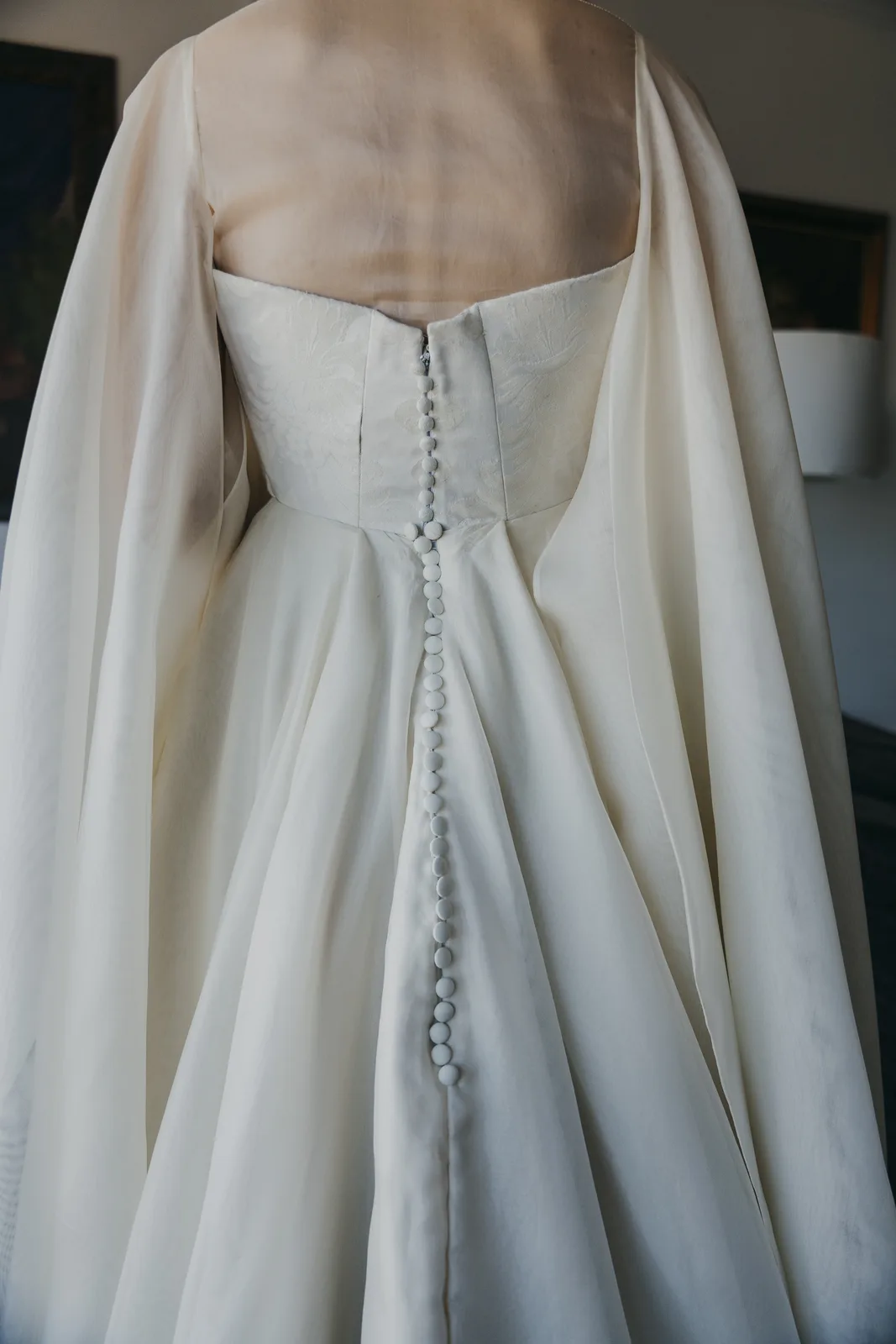 Detalle de los diez botones en la espalda del vestido