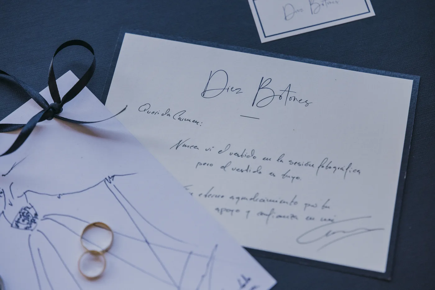 Carta manuscrita del diseñador con lazo negro y las alianzas