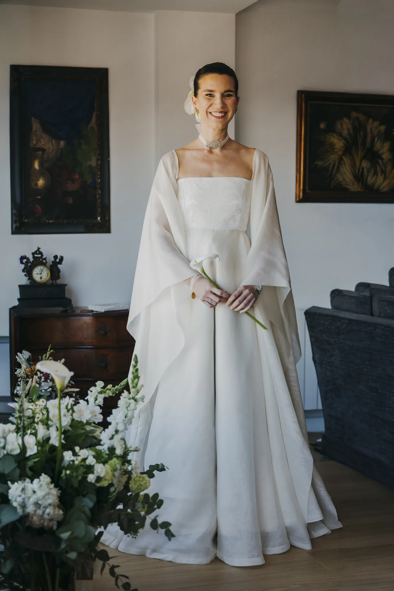 Novia de cuerpo entero con vestido y capa de Diez Botones
