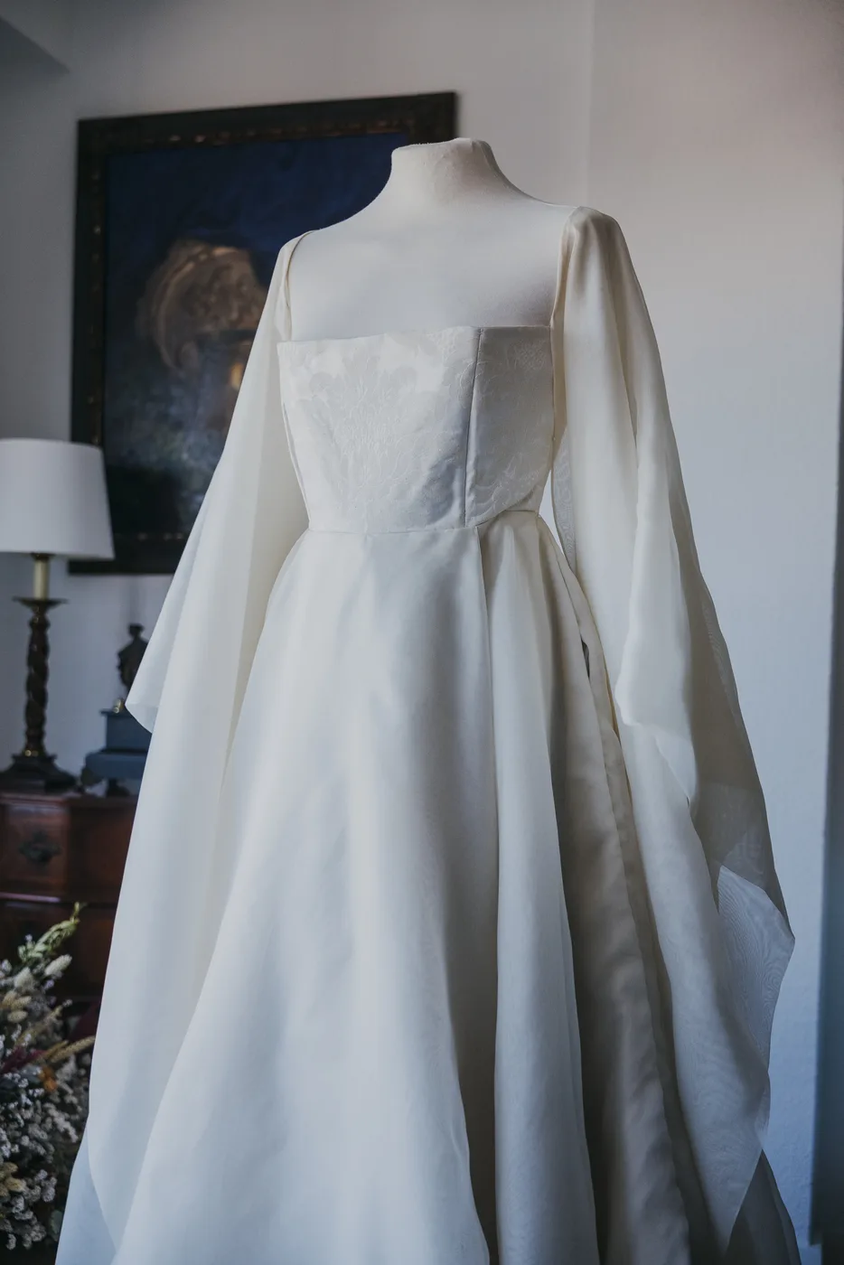 Vestido de novia sobre maniquí en el atelier