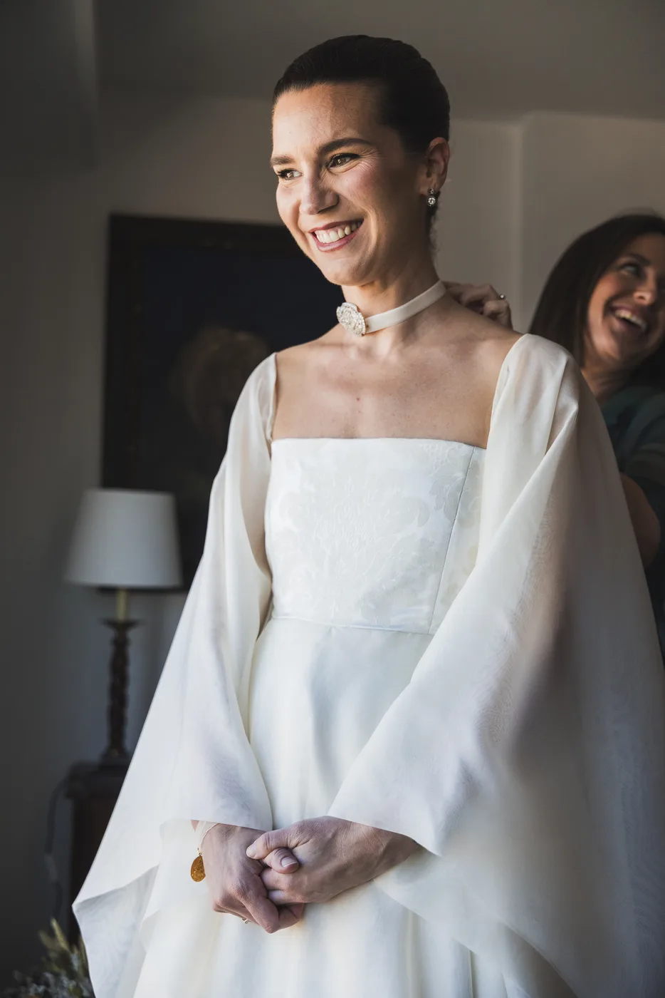 Novia vestida, sonriendo, momentos antes de la ceremonia